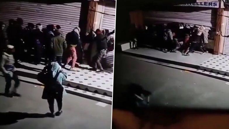 Robbery Caught on Camera in Ghaziabad: Robbers Strike at Jewellery Store, Decamp With Valuables Worth Rs 50 Lakh; Video Surfaces