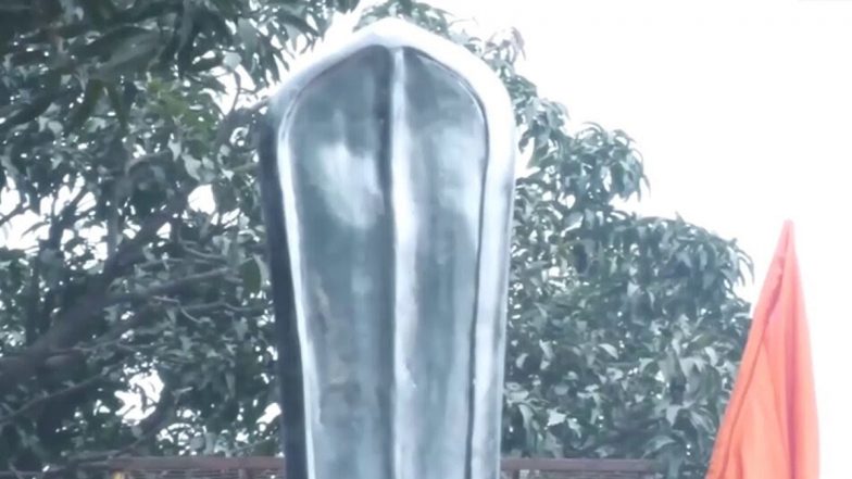 Ram Mandir Special: Giant Sword Weighing 80 Kg Offered to Ram Lalla by Devotees From Maharashtra (Watch Video)