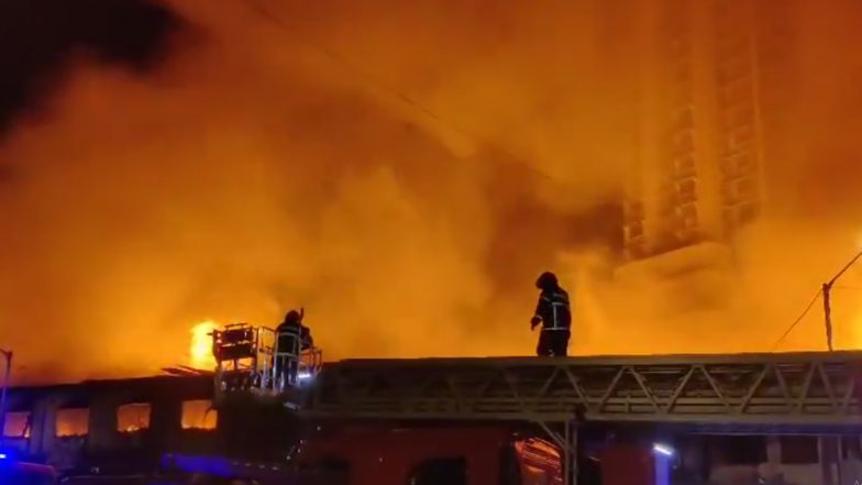 Chor Bazaar Fire Video: Man Killed After Massive Blaze Erupts in Timber Godown in South Mumbai, Nearby Platinum Mall and Residential Buildings Evacuated