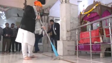 JP Nadda Cleans Temple Premises of Guru Ravidas Mandir in Delhi as Part of 'Swachhta Abhiyaan' (Watch Video)