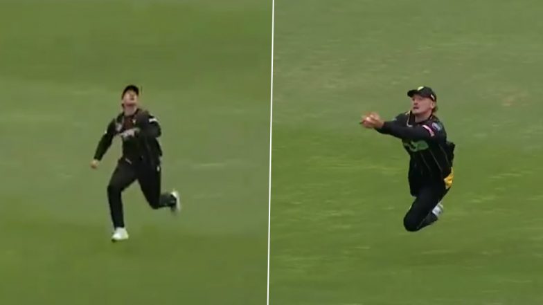 Stunner! Nathan Smith Takes a Diving Catch To Dismiss Katene Clarke During Wellington vs Northern Districts Super Smash 2023–24 Match (Watch Video)