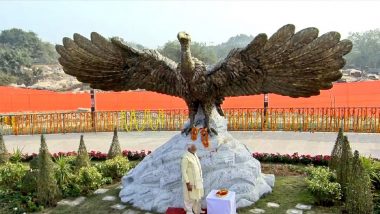 PM Narendra Modi Offers Prayers at Kuber Tila Shiva Temple in Ayodhya; Unveils ‘Jatayu’ Statue (Watch Videos)