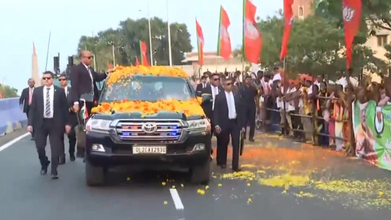 PM Narendra Modi Tamil Nadu Visit: People Shower Flower Petals on Prime Minister During His Roadshow in Chennai (Watch Video)