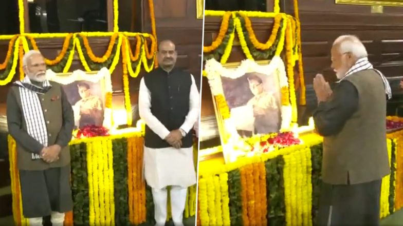 PM Narendra Modi Pays Floral Tribute to Netaji Subhash Chandra Bose at Samvidhan Sadan (Watch Video)