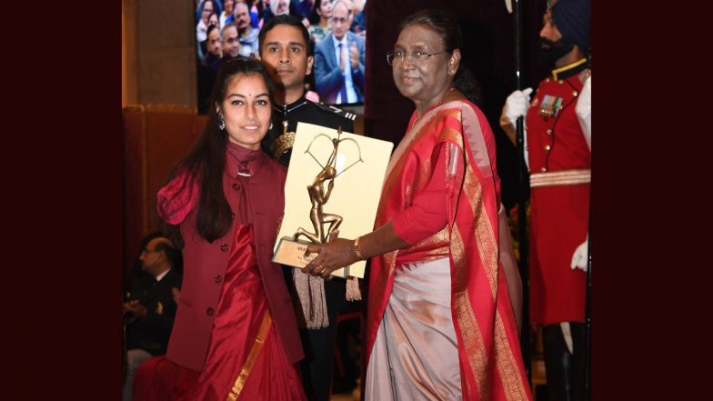 Para-Archer Sheetal Devi Receives Arjuna Award from President Droupadi Murmu At National Sports Awards 2023 (Watch Video)