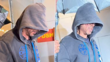 Shah Rukh Khan in No Mood to Pose for Paps, Hides His Face With Hoodie (Watch Video)