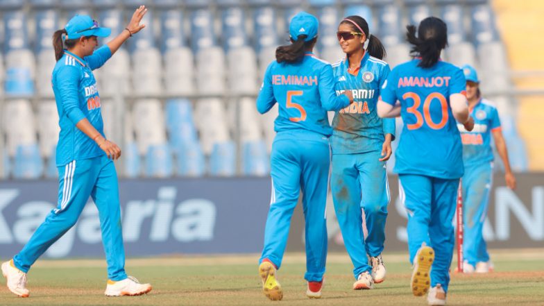 Two Wickets in Two Balls! Shreyanka Patil Dismisses Beth Mooney and Tahlia McGrath off Consecutive Deliveries During IND-W vs AUS-W 3rd ODI 2023–24 (Watch Video)