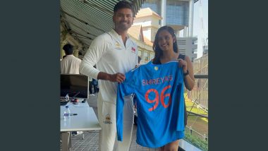 Shreyas Iyer Gifts His Indian Cricket Team Jersey to Fan on Sidelines of Mumbai vs Andhra Ranji Trophy 2024 Match