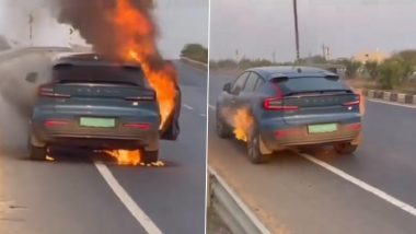 Volvo Car on Fire in Chhattisgarh: Volvo's C40 Recharge Electric Car Catches Fire on Highway, Photos and Videos of 'Burning Car' Surface