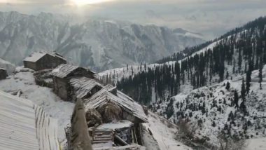 Jammu and Kashmir: Prolonged Dry Spell in Valley Breaks As Gurez Sector in Bandipora Receives Light Snowfall (Watch Videos)