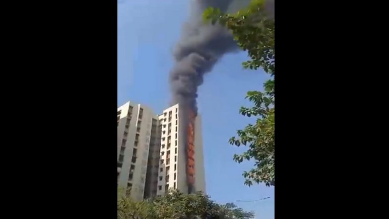 Mumbai Fire: Massive Blaze Erupts at 23-Storey Building in Kandivali Area, Fire Tenders Rushed To Spot (Watch Video)