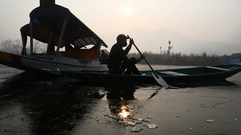 Jammu and Kashmir Weather Update: Kashmir Continue To Remain in Cold Storage, As Rain, Snow Remains Elusive (Watch Video)