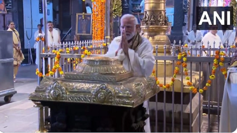 Prime Minister Narendra Modi Performs Puja, Darshan at Guruvayur Sri Krishna Swamy Temple in Kerala’s Thrissur (Watch Videos)