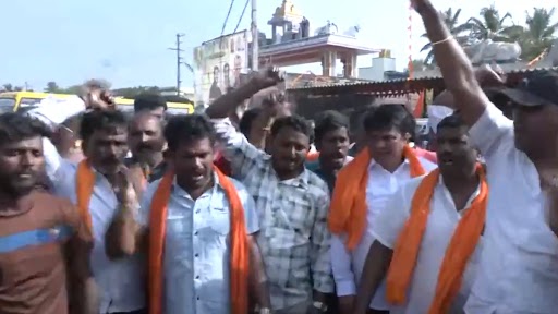 Karnataka Flag Hoisting Row: BJP, JDS Workers Hold Protest After Administration Removed Hanuman Flag Amid Heavy Police Deployment in Mandya (Watch Video)