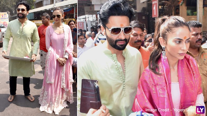 Rakul Preet Singh-Jackky Bhagnani Seek Blessings at Mumbai’s Siddhivinayak Temple Ahead of Their Goa Wedding (Watch Video)