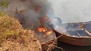 Crackdown on Sand Mafias in Palghar: Authorities Burn Boats, Machines Used in Illegal Sandmining Near Mumbai (Watch Videos)