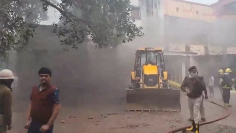 Fire in Patna Hospital: Blaze Erupts at Patna Medical College and Hospital Storeroom, No Casualties Reported (Watch Video)