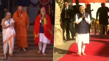 PM Narendra Modi Offers Prayers at Dwarkadhish Temple in Gujarat, Receives Idol of Lord Krishna As Gift From Priests (Watch Video)
