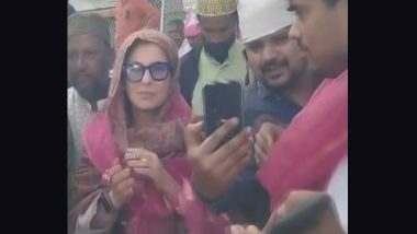 Dimple Kapadia Seeks Blessings From Khwaja Moinuddin Chishti At Ajmer Sharif, Clicks Selfies With Fans (View Pics)
