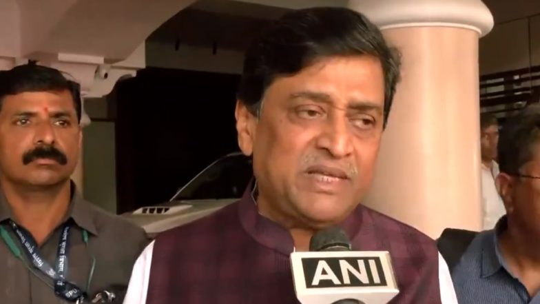 Maratha Quota Activists Shout Slogans, Try To Stop Congress-Turned BJP Leader Ashok Chavan’s Car in Nanded