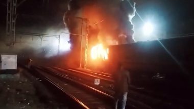 Train Fire in Pune: Blaze Erupts at Stationed Train’s Coach at Pune Railway Junction Yard; No Casualties Reported (Watch Video)