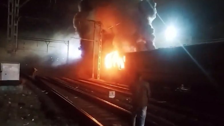 Train Fire in Pune: Blaze Erupts at Stationed Train’s Coach at Pune Railway Junction Yard; No Casualties Reported (Watch Video)