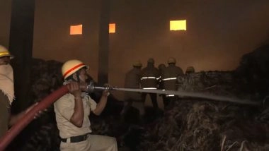 West Bengal Fire: Massive Blaze Erupts in Jute Mil in Kolkata, Fire Tenders Reach at Spot (Watch Video)