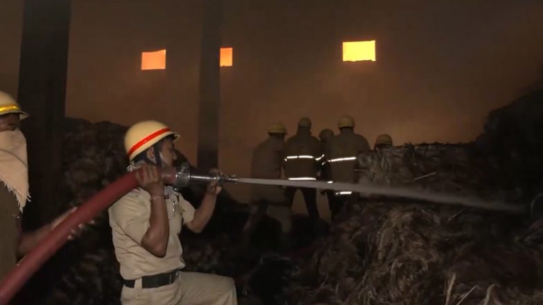 West Bengal Fire: Massive Blaze Erupts in Jute Mil in Kolkata, Fire Tenders Reach at Spot (Watch Video)