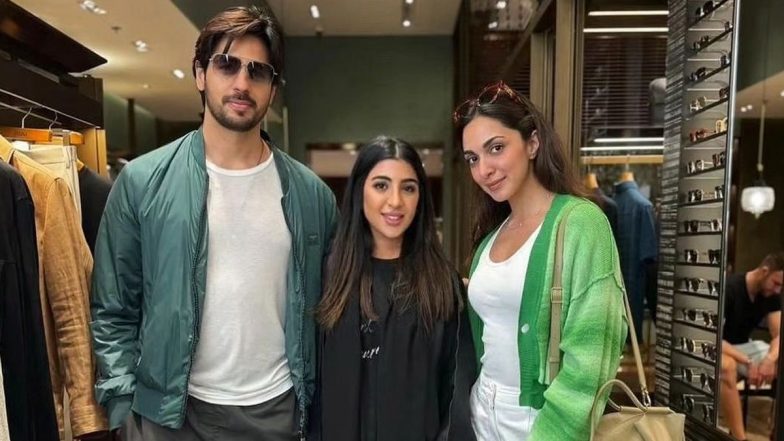 Sidharth Malhotra-Kiara Advani Pose With a Fan in This UNSEEN Glimpse From Their Dubai Visit (View Pic)