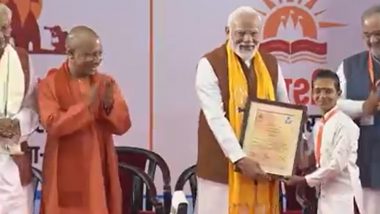 PM Narendra Modi Distributes Prizes to Sansad Pratiyogita Winners in Varanasi, Launches Books on Kashi (Watch Video)