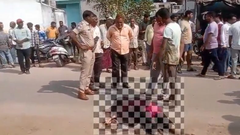 Telangana Shocker: Jilted Lover Hacks Girlfriend To Death for Rejecting Marriage Proposal in Busy Road in Khanapur, Accused Absconding; Disturbing Video Surfaces