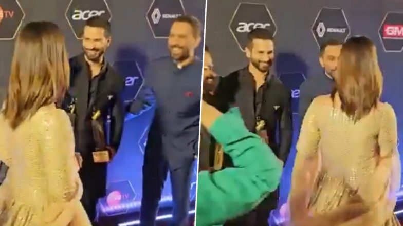 Kareena Kapoor Ignores Ex Shahid Kapoor at Dadasaheb Phalke International Film Festival Awards 2024, Watch Viral Video That Captures Awkward Moment!