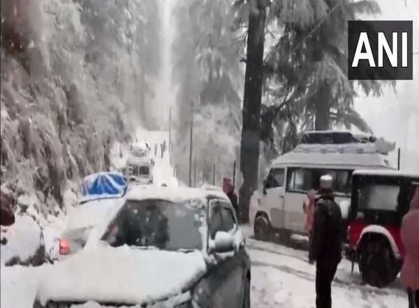 India News | Heavy Snowfall Blocks 566 Roads, 6 Highways in Himachal, Power Supply Disrupted