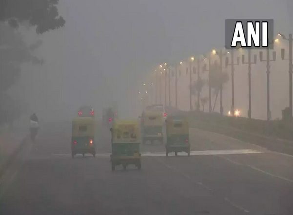 India News | Shallow Fog Covers Delhi, Low Visibilty Hampers Flight and Train Services