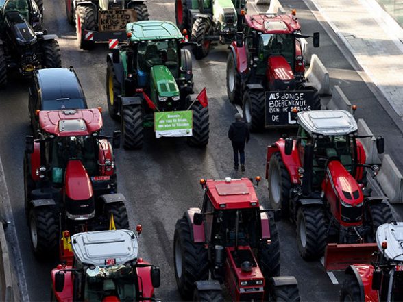 World News | Protesting Farmers Hurl Eggs, Clog Streets with Tractors as EU Summit Begins in Brussels - Vimarsana News