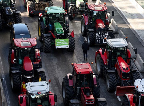 World News | Protesting Farmers Hurl Eggs, Clog Streets with Tractors as EU Summit Begins in Brussels
