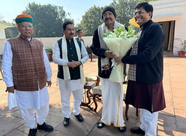 India News | Union Ministers, BJP Chief Call on Venkaiah Naidu, Congratulate Him on Being Conferred Padma Vibhushan