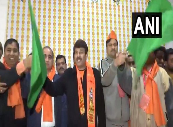 India News | Delhi: BJP MP Manoj Tiwari Flags off Special Train from Old Delhi Railway Station to Ayodhya Dham