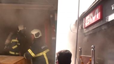 Mumbai Fire: Massive Blaze Erupts in Electric Shop in Dhobi Talao Area, Fire Tenders Present at Spot (Watch Video)