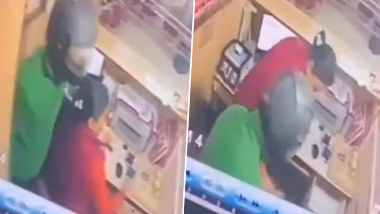 Bank Robbery Caught on Camera in Uttar Pradesh: Man Holds Woman Cashier Hostage Using Sickle in Gonda, Decamps With Rs 8.54 Lakh Cash; Video Surfaces