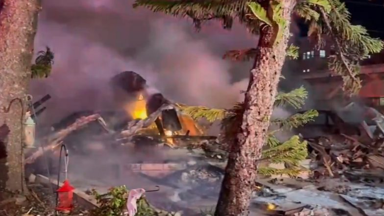 US Plane Crashes into Mobile Home Park in Florida Setting Several Homes Ablaze, Firefighters on Scene (Watch Videos)