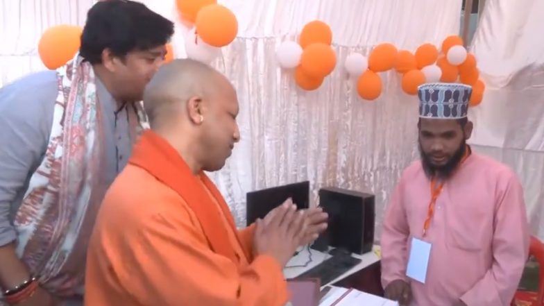 Uttar Pradesh CM Yogi Adityanath Applauds Muslim Youth for Singing Hindu Bhajan at Divine Art and Skill Exhibition in Gorakhpur, Video Surfaces