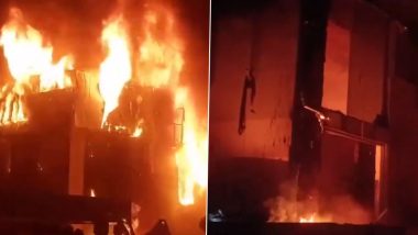 Shivamogga Fire: Six Vehicles Damaged After Blaze Erupts in a Car Showroom in Karnataka, Video Surfaces