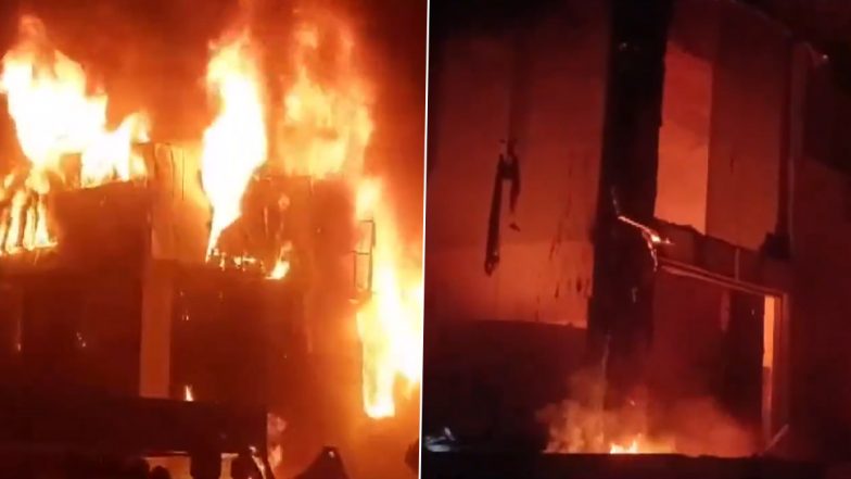 Shivamogga Fire: Six Vehicles Damaged After Blaze Erupts in a Car Showroom in Karnataka, Video Surfaces