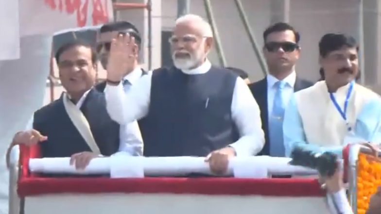 Assam: PM Narendra Modi Greets People During His Roadshow With CM Himanta Biswa Sarma in Guwahati (Watch Video)