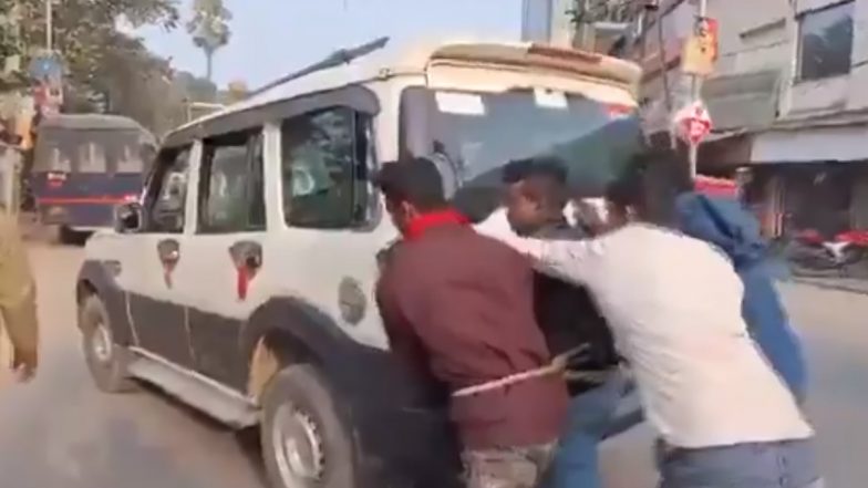 Bihar: Inmates Push Vehicle After Police Van Runs Out of Fuel While Taking Them for Court Hearing; Video Surfaces