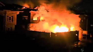 Srinagar Fire: Massive Blaze Erupts at Residential House in Bagh-E-Mehtab Area, Fire Extinguishing Operations Underway (Watch Video)
