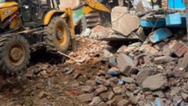 Hyderabad Building Collapse: Tenant Killed During Demolition of House in Moosapet (Watch Video)