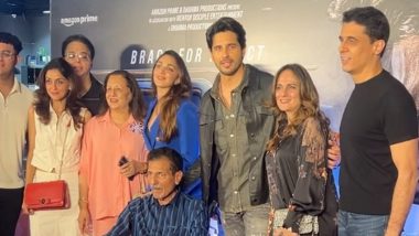 Yodha Screening: Sidharth Malhotra Happily Poses With Wife Kiara Advani and Family for Paps (Watch Video)