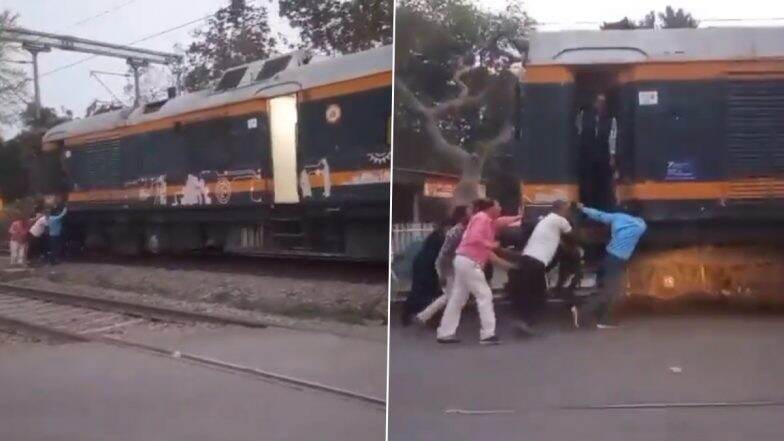 Uttar Pradesh: Indian Railways Officers Push Broken Train Engine in Bid to Clear Railway Crossing in Amethi, Video Goes Viral